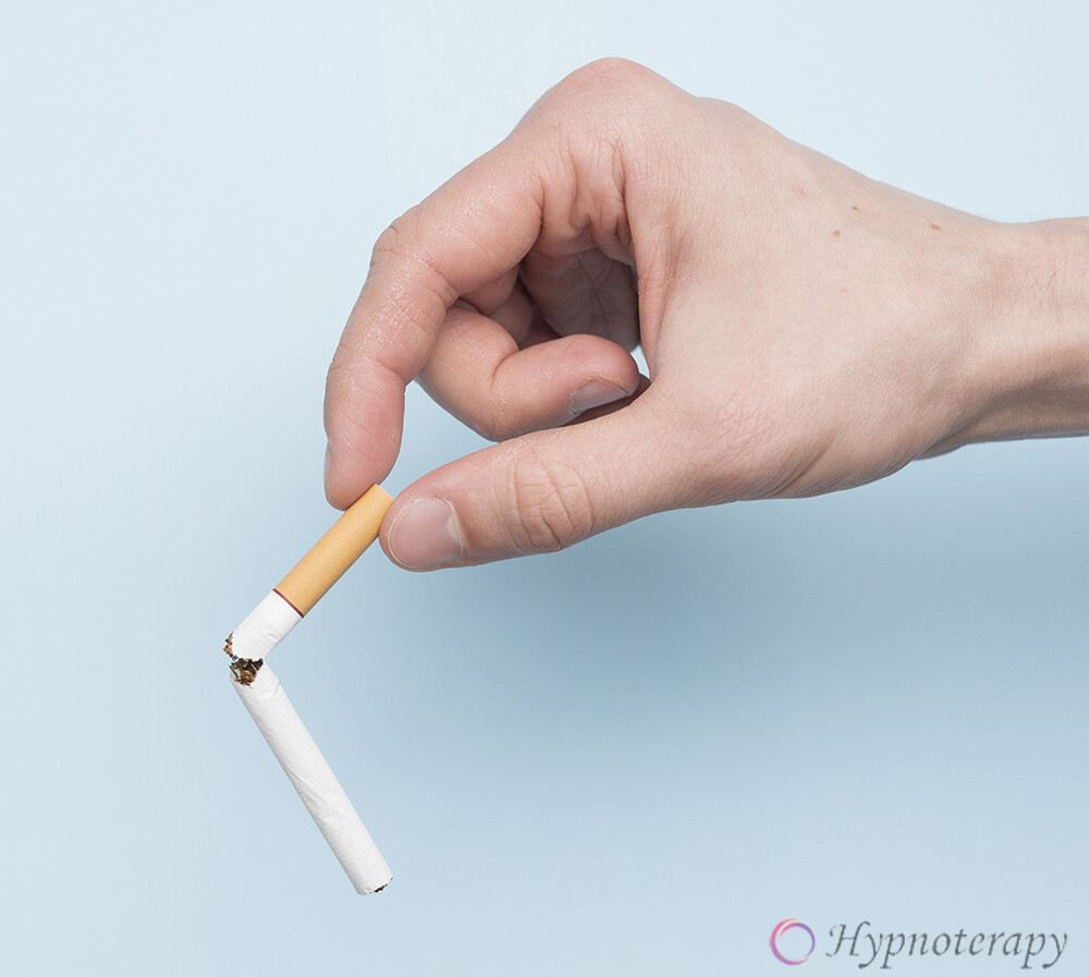 Рука держит поломанную сигарету