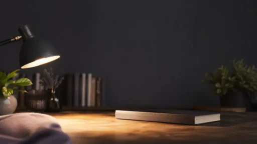 Книги по гипнозу на столе в круге света настольной лампы.