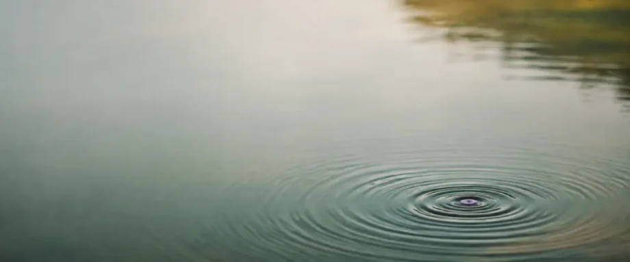 круги на спокойной воде от одной капли